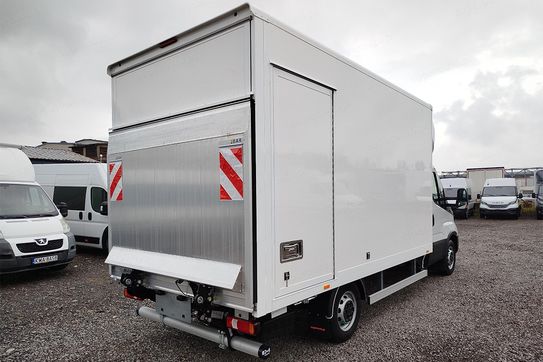 Iveco Daily 35S18 Kontener 8EP + Winda
