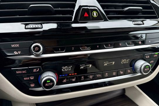 BMW Seria 5 530i xDrive Luxury Line aut