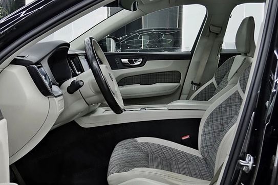 Volvo XC60 T5 Momentum Pro