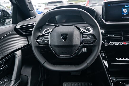 Peugeot 2008 Allure EAT8 1.2 PureTech