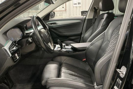 BMW Seria 5 530e xDrive Luxury Line aut