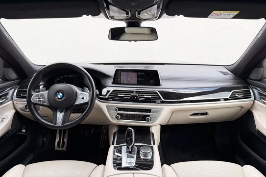 BMW Seria 7 750i xDrive sport-aut
