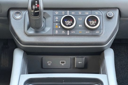 Land Rover Defender 110 D300 X-Dynamic HSE