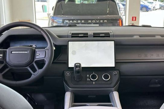 Land Rover Defender 90 D250 X-Dynamic SE
