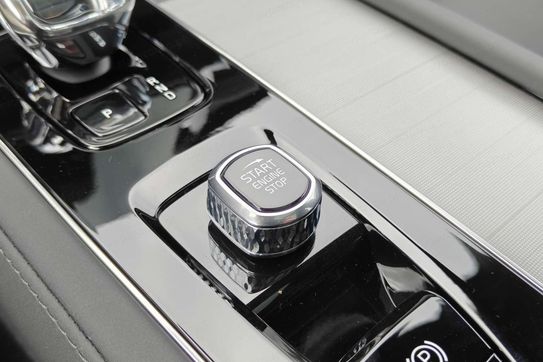 Volvo XC90 B5 AWD Ultra Black Edition