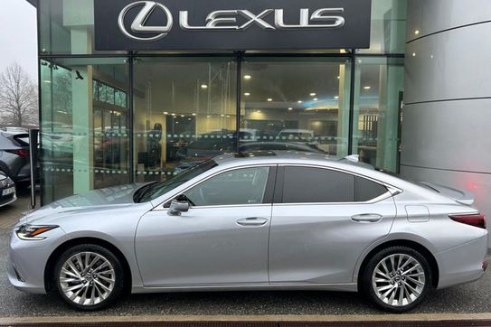 Lexus ES 300h Omotenashi
