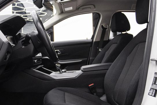 BMW Seria 3 318i Advantage aut