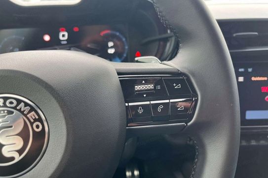 Alfa Romeo Junior Ibrida Q4