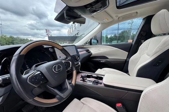 Lexus RX 350h Omotenashi