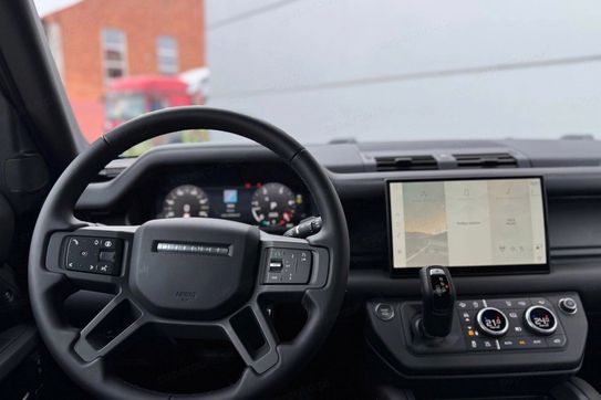 Land Rover Defender 110 D300 X-Dynamic HSE