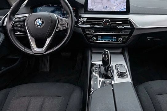 BMW Seria 5 520e sport-aut