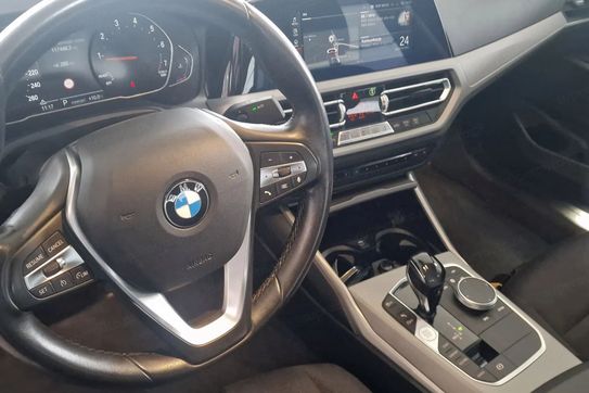 BMW Seria 3 318i Advantage aut