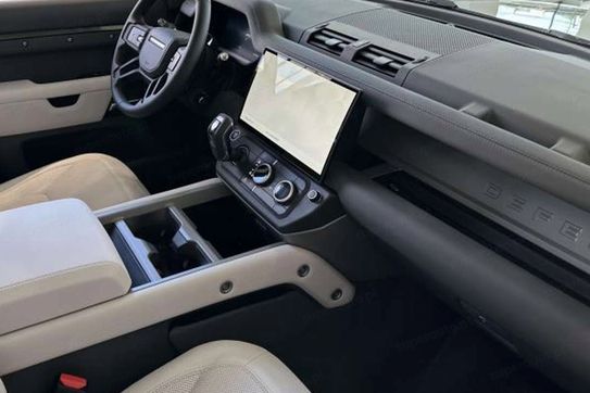 Land Rover Defender 90 D250 X-Dynamic SE