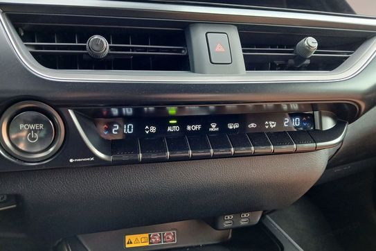 Lexus UX 300h F Sport Design