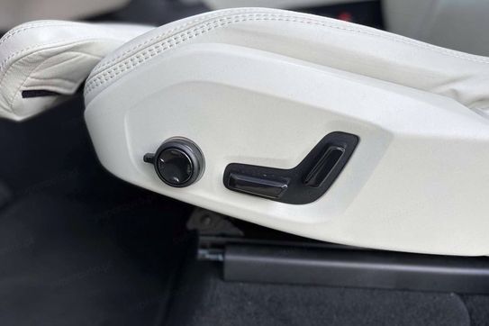 Volvo XC90 T8 AWD Plug-In Hybrid Ultra Bright