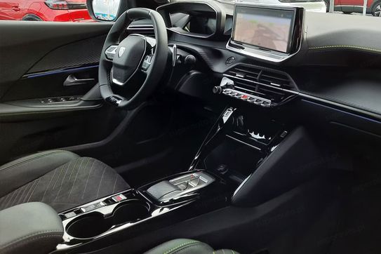 Peugeot 2008 GT Exclusive e-DCS6 1.2 PureTech mHEV