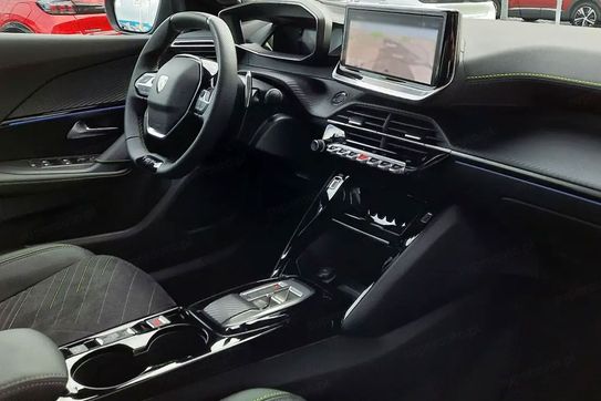 Peugeot 2008 GT Exclusive e-DCS6 1.2 PureTech mHEV