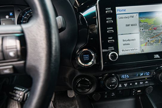 Toyota HiLux Double Cab Invincible 4x4  AT