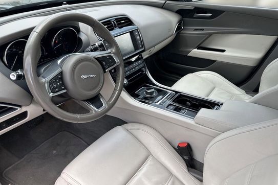 Jaguar XE D Prestige