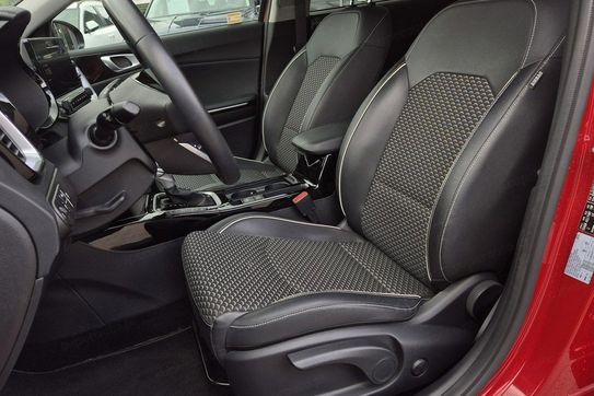 Kia Ceed 1.5 T-GDI mHEV Business Line DCT