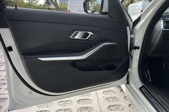 BMW Seria 3 330e xDrive M Sport