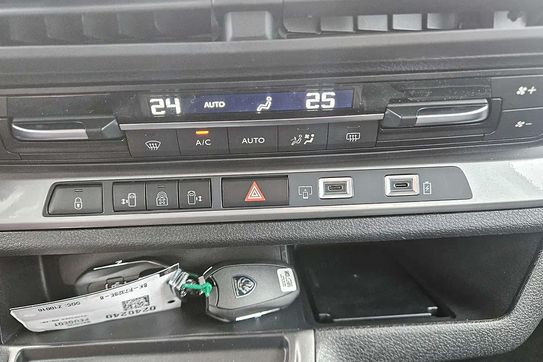 Peugeot Traveller Long L2H1 Business VIP EAT8