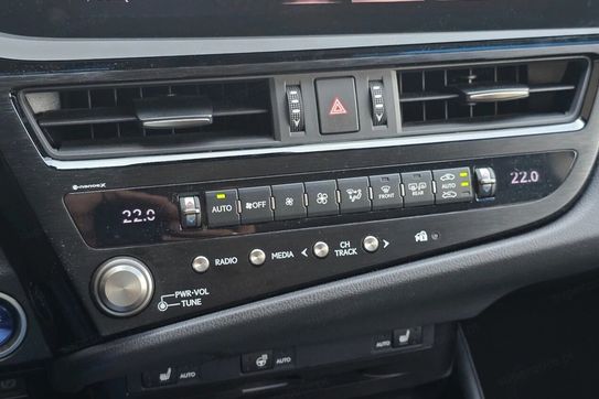 Lexus ES 300h Business Edition