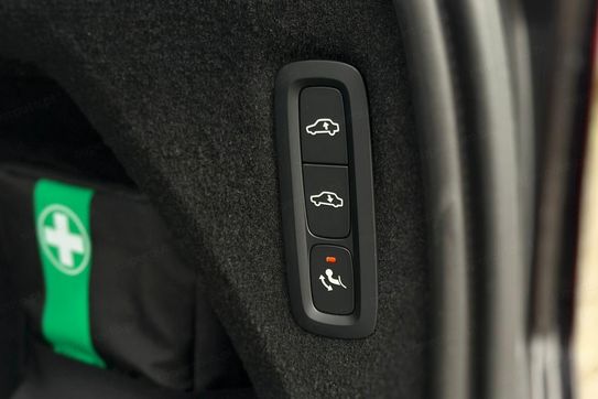 Volvo XC90 T8 AWD Plug-In Hybrid Plus Dark 7os