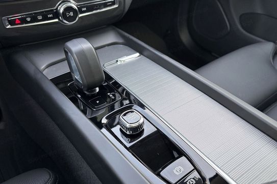 Volvo XC60 T8 Plug-in Hybrid AWD Ultra Dark