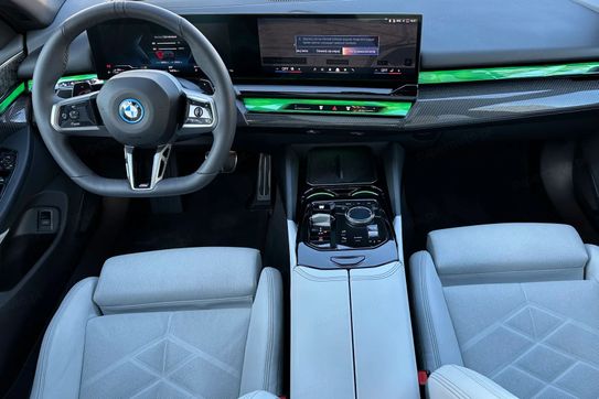 BMW Seria 5 530e xDrive PHEV M Sport Edition aut