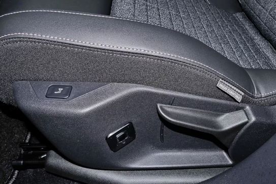 Peugeot 3008 Business e-DCS6 1.2 PureTech mHEV