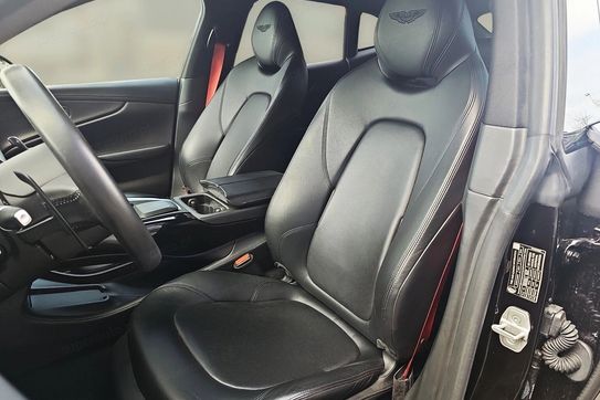 Aston Martin DBX V8