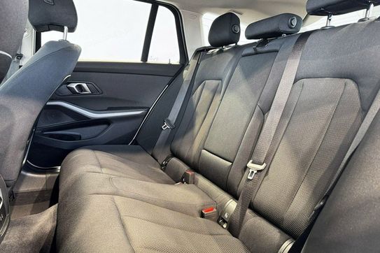 BMW Seria 3 318i Advantage aut