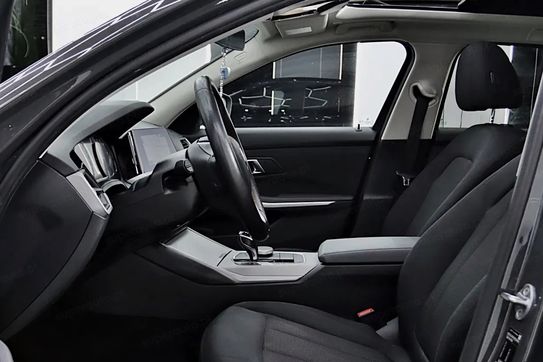 BMW Seria 3 320i Advantage aut