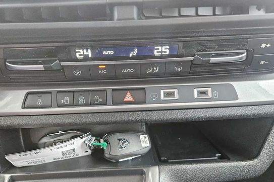 Peugeot Traveller Long  L2H1 Business VIP EAT8