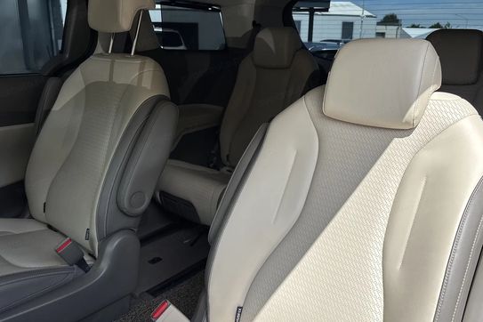 Kia Carnival Signature 9os.