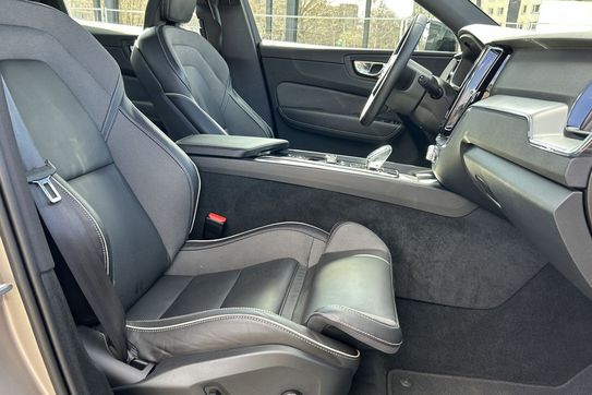 Volvo XC60 B4 D AWD Plus Dark