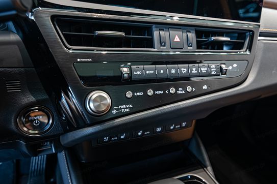 Lexus ES 300h Omotenashi