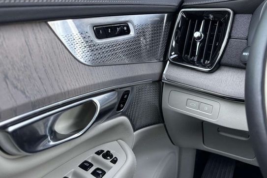 Volvo XC90 T8 AWD Plug-In Hybrid Ultra Bright