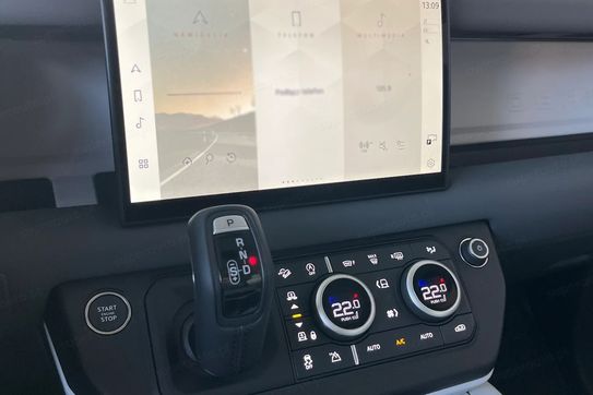 Land Rover Defender 90 D250 X-Dynamic SE