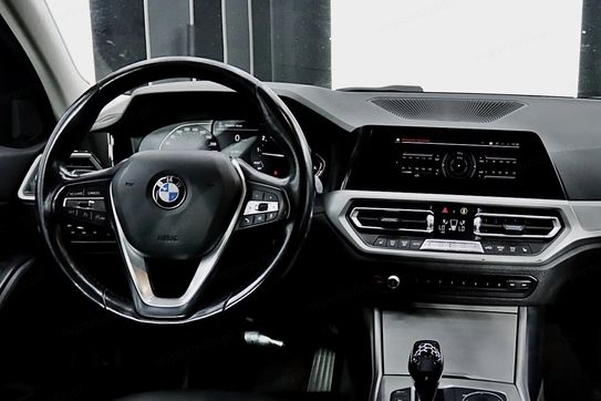 BMW Seria 3 318i Advantage aut