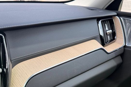 Volvo XC60 B5 B AWD Ultra Dark