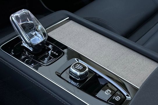 Volvo XC90 T8 AWD Plug-In Hybrid Plus Dark 7os