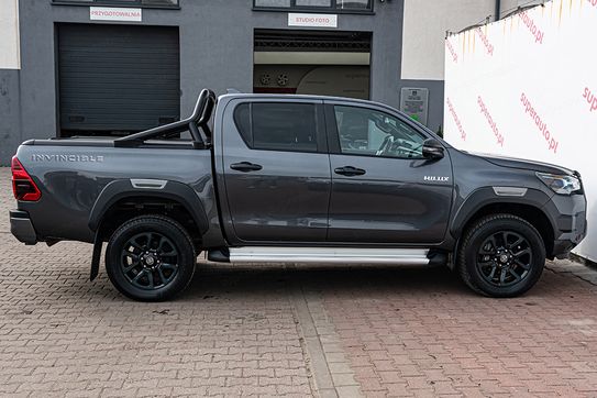 Toyota HiLux Double Cab Invincible 4x4  AT