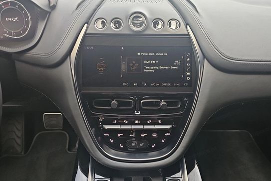 Aston Martin DBX V8