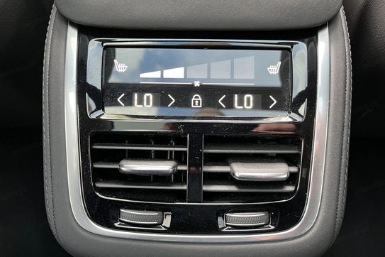 Volvo XC90 T8 AWD Plug-In Hybrid Plus Dark 7os