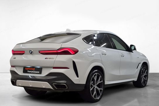 BMW X6 M50i