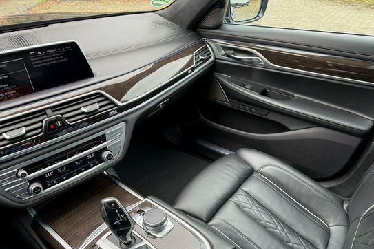 BMW Seria 7 750i xDrive