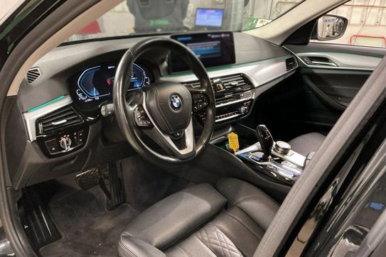 BMW Seria 5 530e xDrive Luxury Line aut