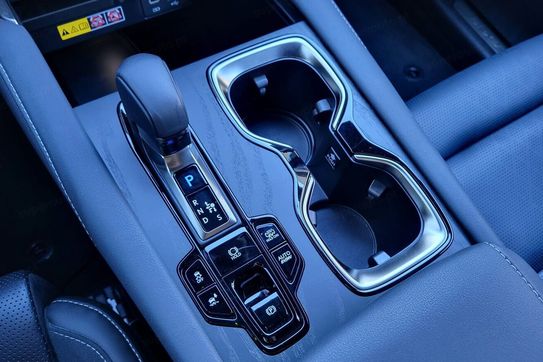 Lexus RX 450h+ Omotenashi